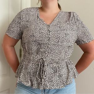 Short sleeved cheetah print top.